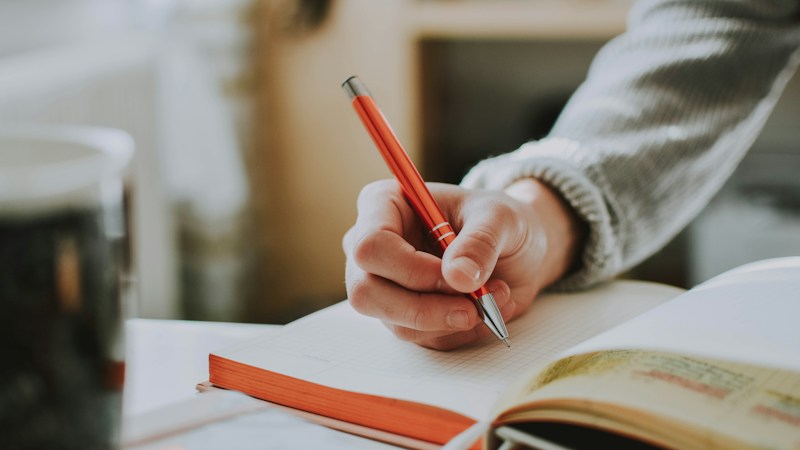 追加したい業務をノートに書き出す手元