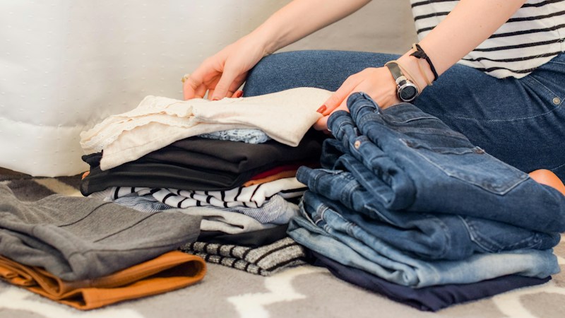 売場で服を畳むスタッフの手元