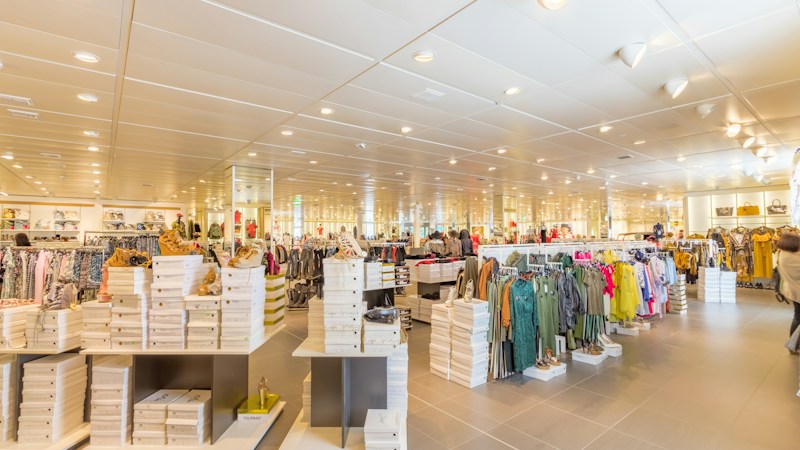 広いアパレル店舗の売場